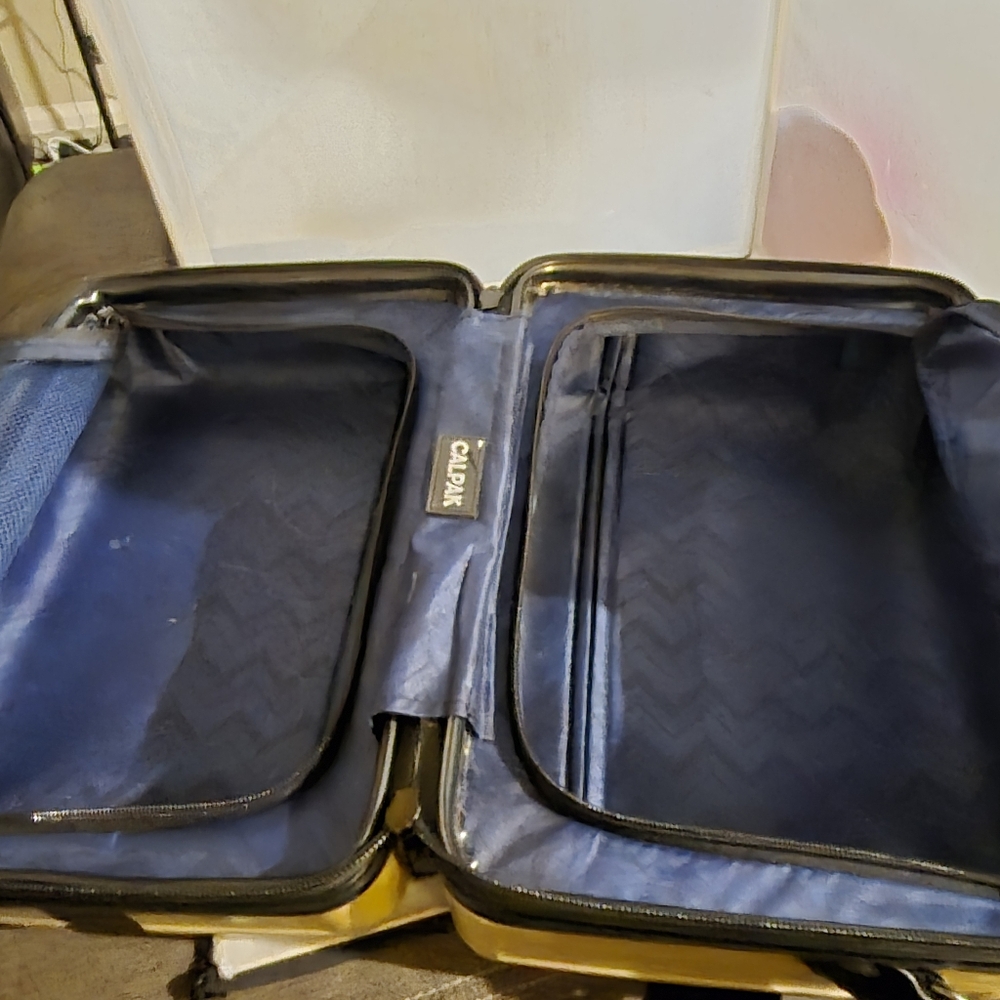 Tan and Black Crocodile Pattern  Travel Train Case Luggage Attachment - Picture 7 of 8